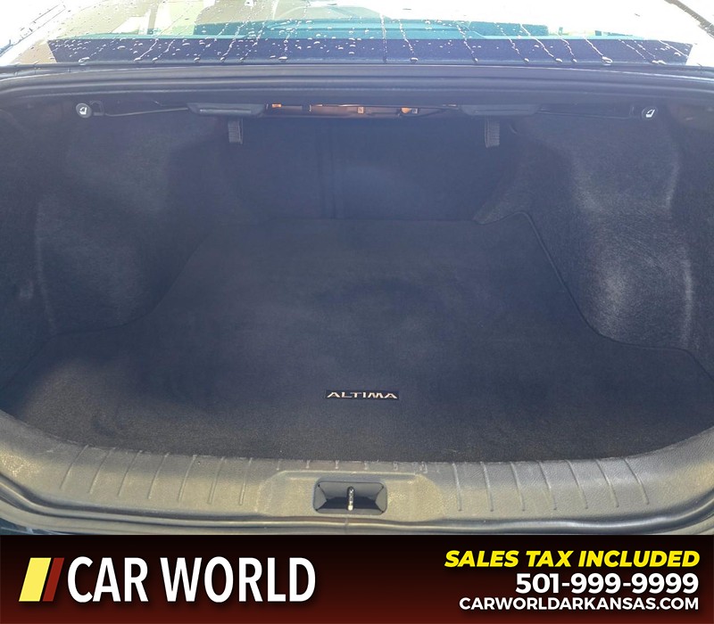 Nissan Altima Vehicle Full-screen Gallery Image 13