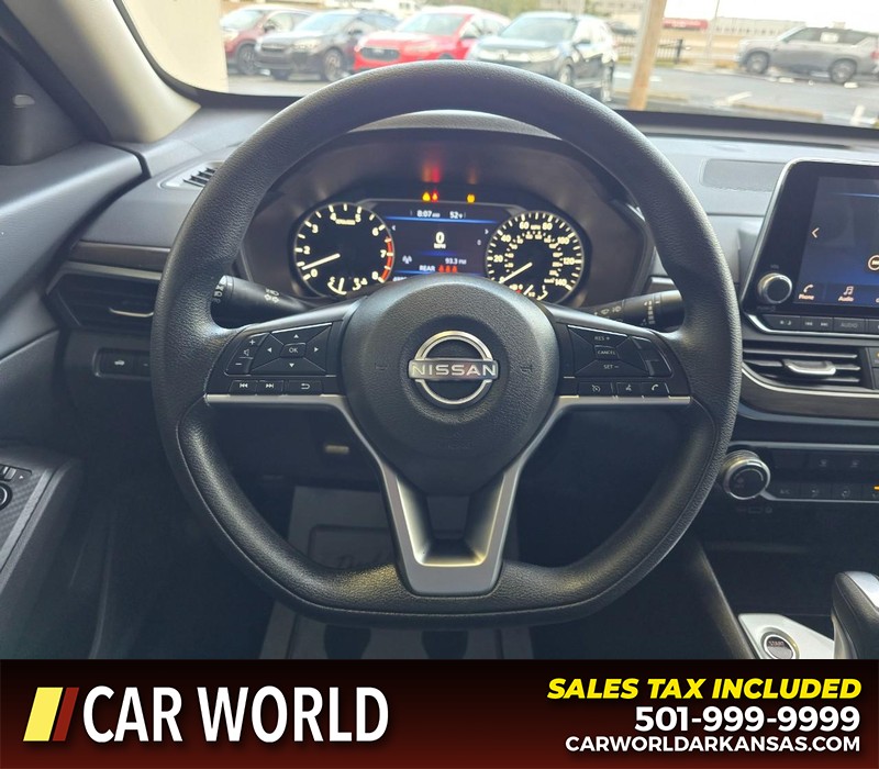 Nissan Altima Vehicle Full-screen Gallery Image 15