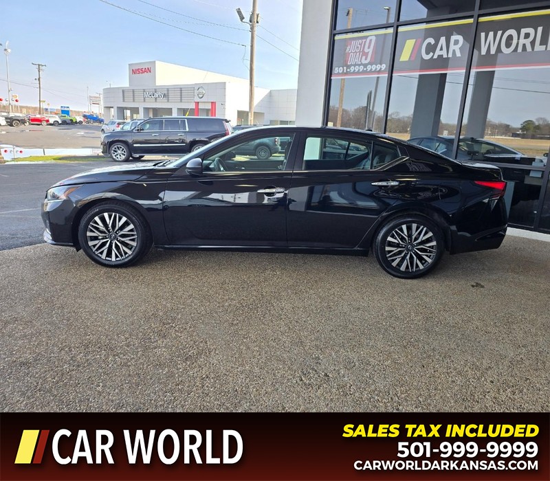 Nissan Altima Vehicle Full-screen Gallery Image 4