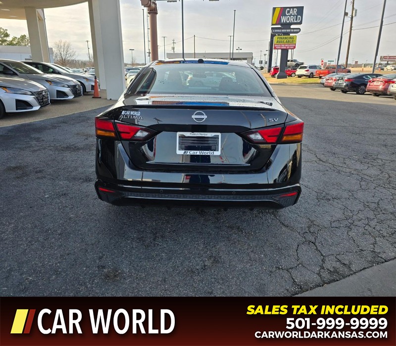 Nissan Altima Vehicle Full-screen Gallery Image 5