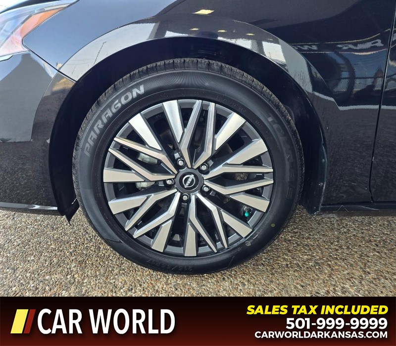 Nissan Altima Vehicle Full-screen Gallery Image 6