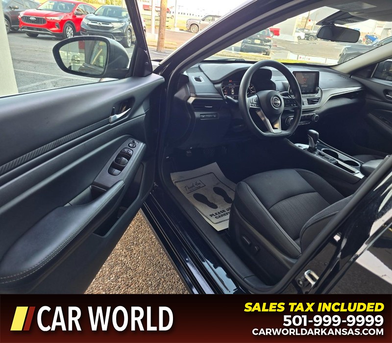 Nissan Altima Vehicle Full-screen Gallery Image 7