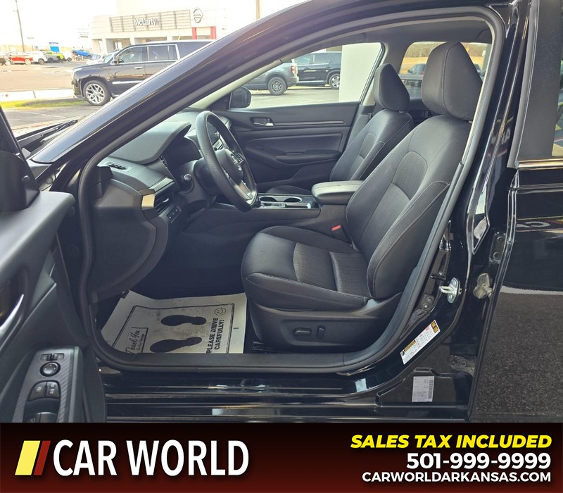 Nissan Altima Vehicle Full-screen Gallery Image 8