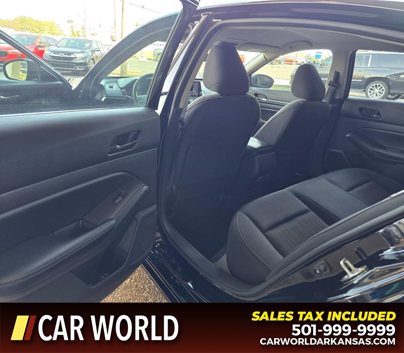 Nissan Altima Vehicle Full-screen Gallery Image 9