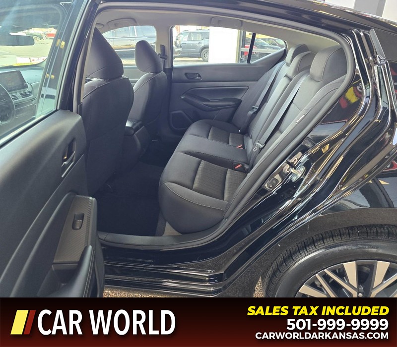 Nissan Altima Vehicle Full-screen Gallery Image 10