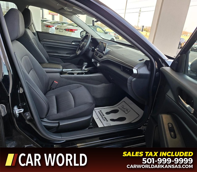 Nissan Altima Vehicle Full-screen Gallery Image 11