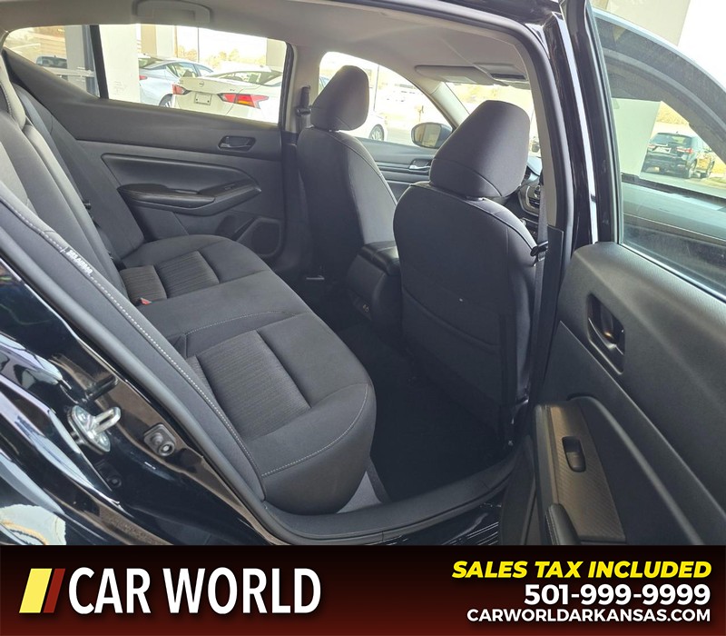 Nissan Altima Vehicle Full-screen Gallery Image 12