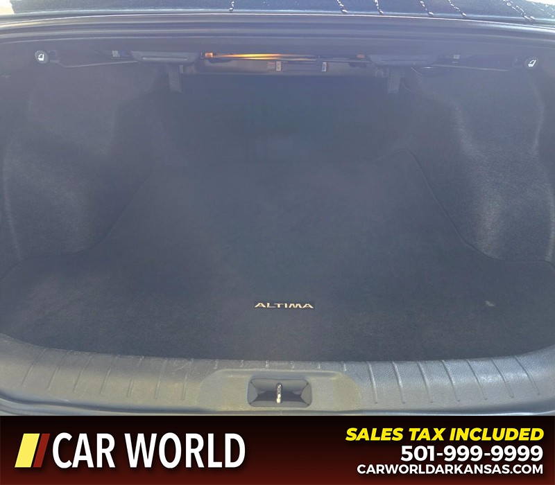 Nissan Altima Vehicle Full-screen Gallery Image 13
