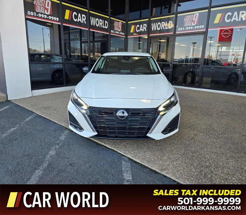 Nissan Altima Vehicle Full-screen Gallery Image 2