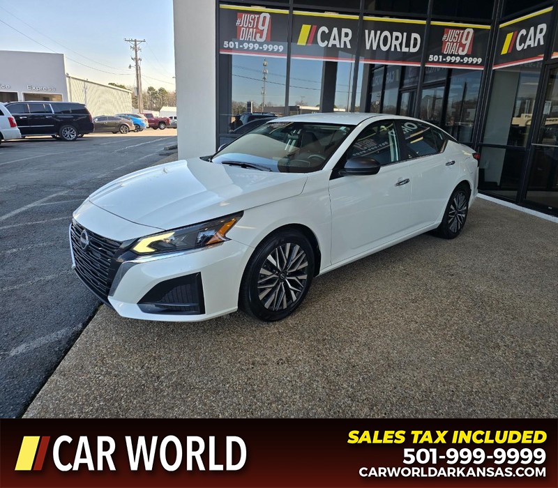 Nissan Altima Vehicle Full-screen Gallery Image 3