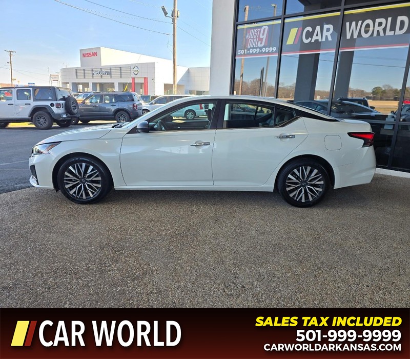 Nissan Altima Vehicle Full-screen Gallery Image 4