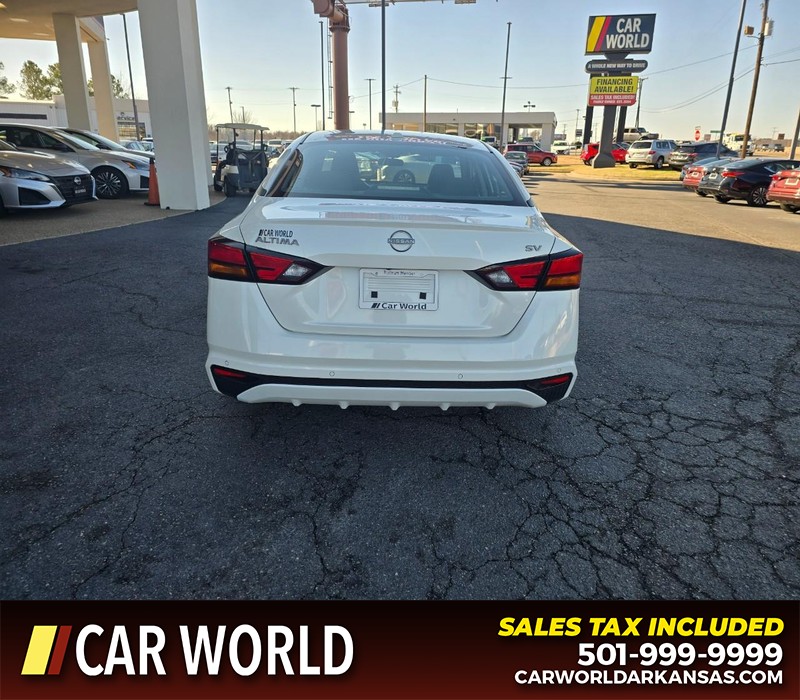 Nissan Altima Vehicle Full-screen Gallery Image 5