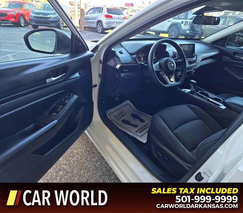 Nissan Altima Vehicle Full-screen Gallery Image 7