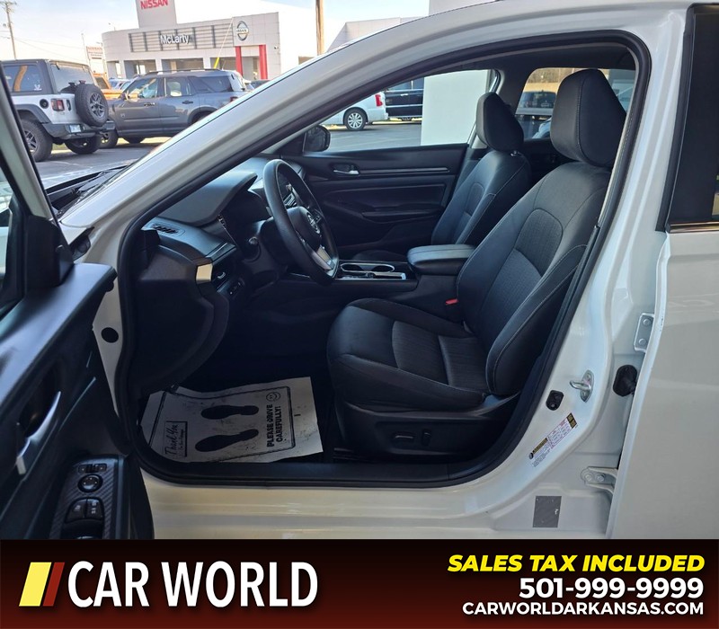 Nissan Altima Vehicle Full-screen Gallery Image 8