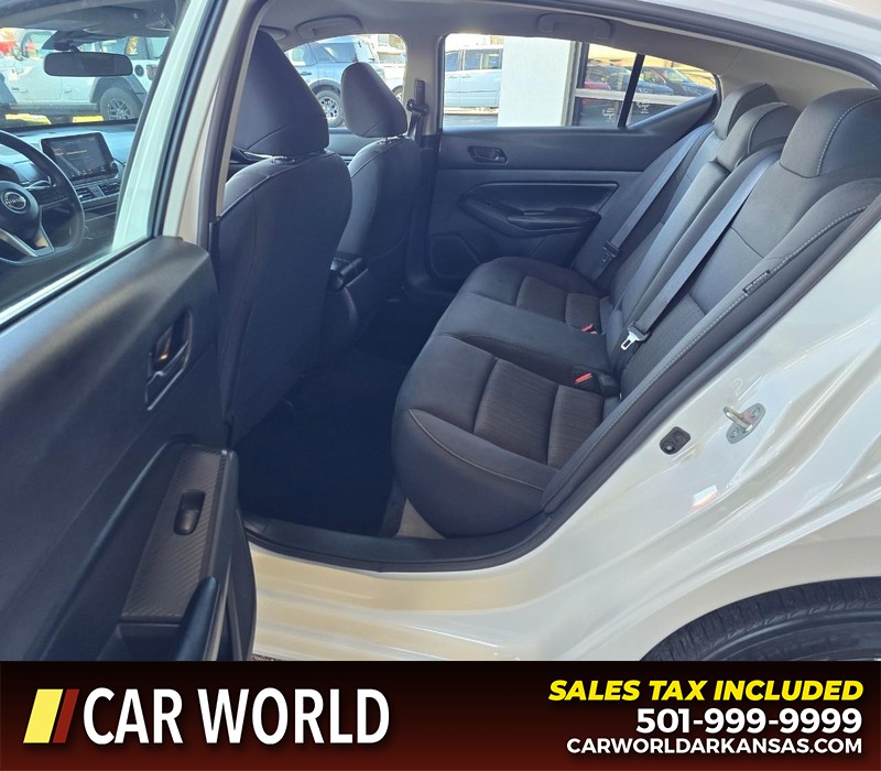 Nissan Altima Vehicle Full-screen Gallery Image 10