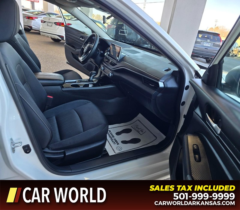 Nissan Altima Vehicle Full-screen Gallery Image 11