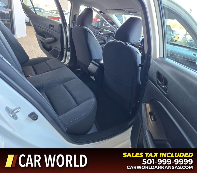 Nissan Altima Vehicle Full-screen Gallery Image 12