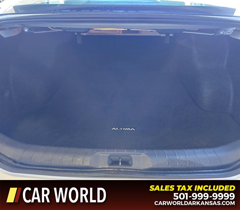 Nissan Altima Vehicle Full-screen Gallery Image 13