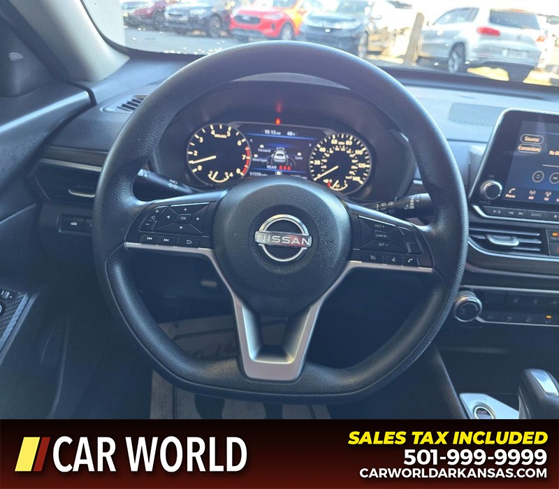 Nissan Altima Vehicle Full-screen Gallery Image 15