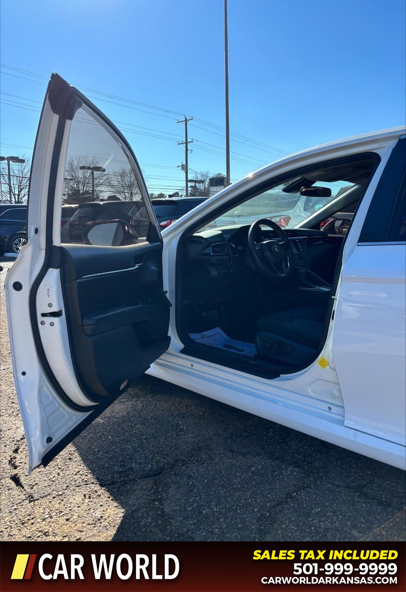 Toyota Camry Vehicle Full-screen Gallery Image 12