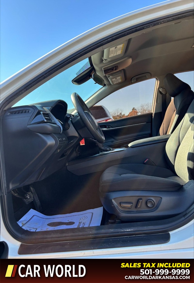 Toyota Camry Vehicle Full-screen Gallery Image 13