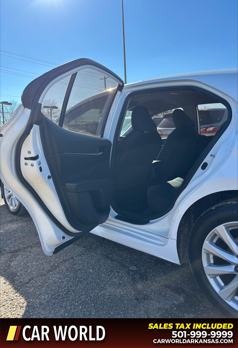 Toyota Camry Vehicle Full-screen Gallery Image 15