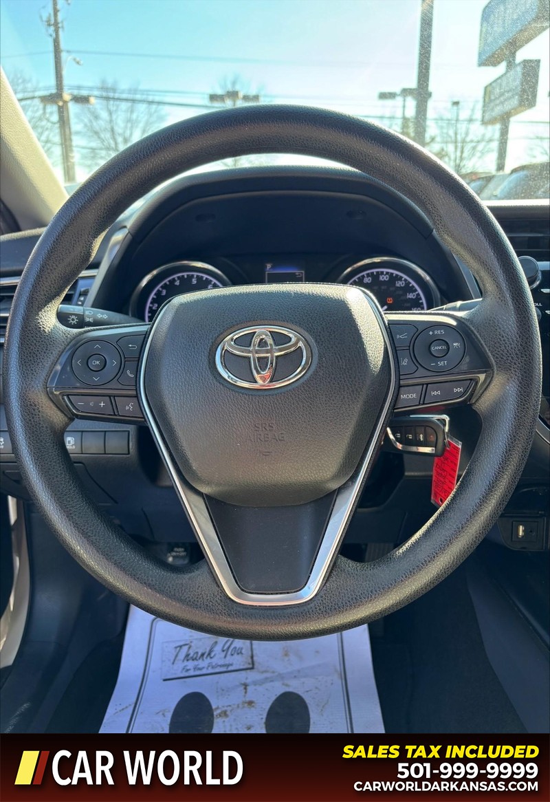 Toyota Camry Vehicle Full-screen Gallery Image 17