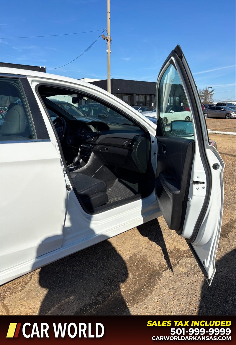 Honda Accord Sedan Vehicle Full-screen Gallery Image 12