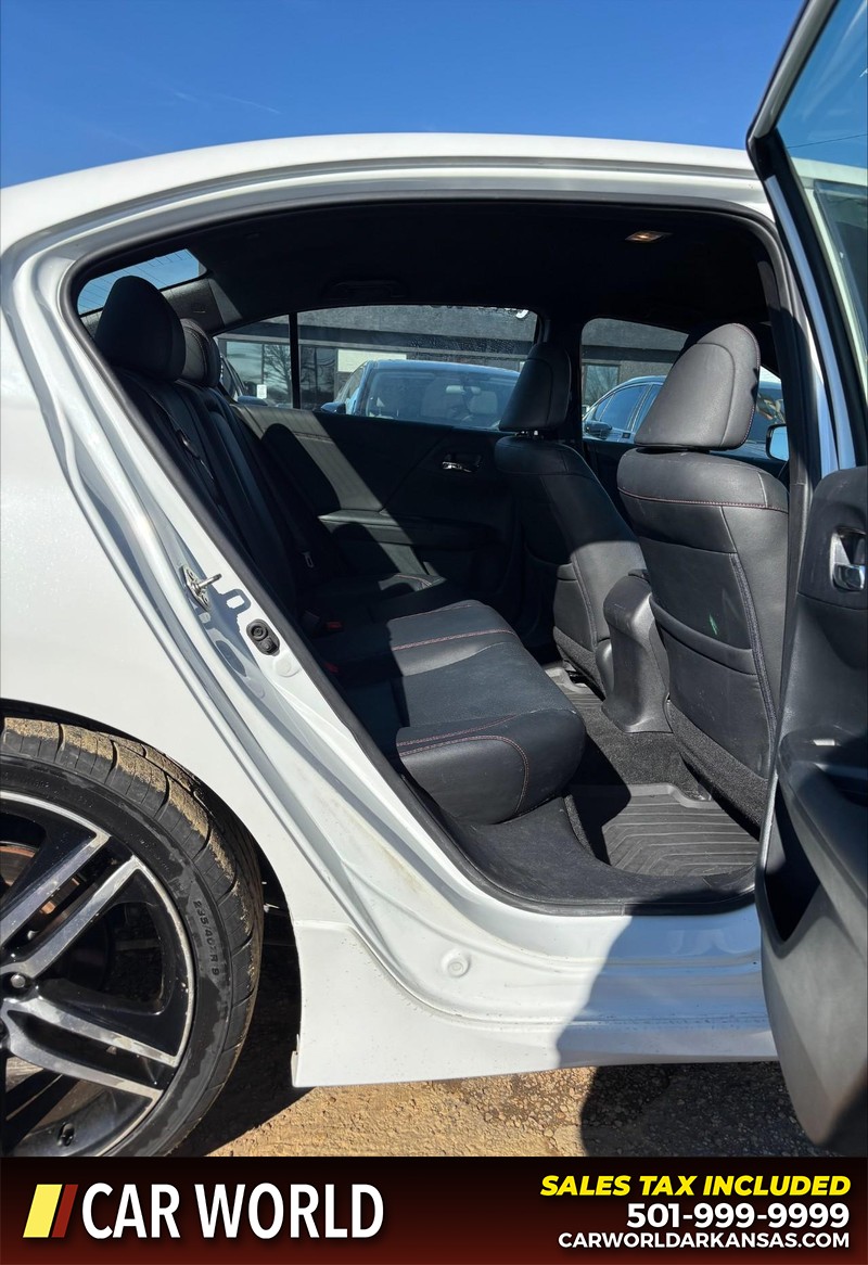 Honda Accord Sedan Vehicle Full-screen Gallery Image 15