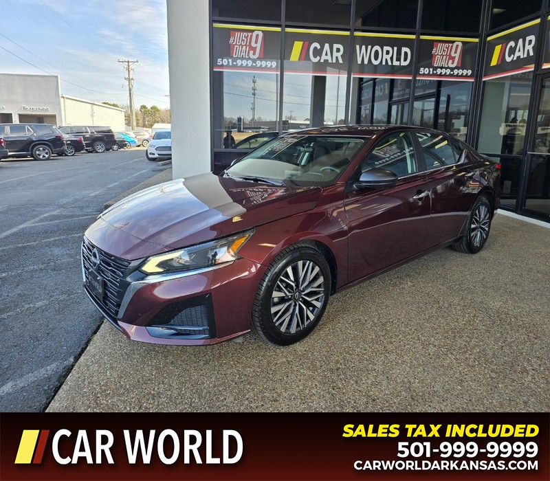 Nissan Altima Vehicle Full-screen Gallery Image 3