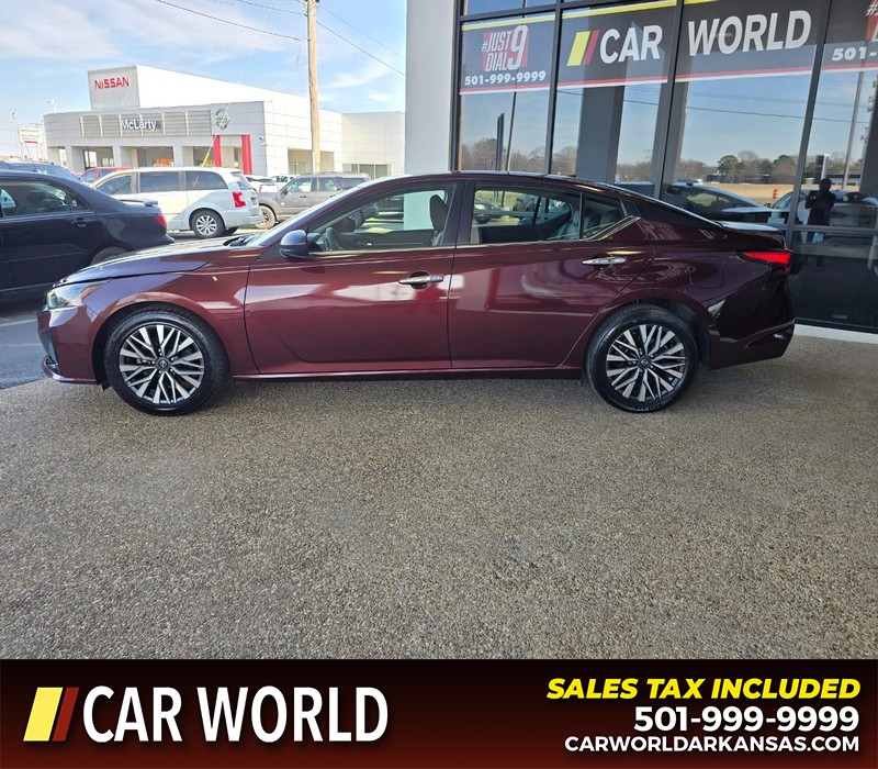 Nissan Altima Vehicle Full-screen Gallery Image 4