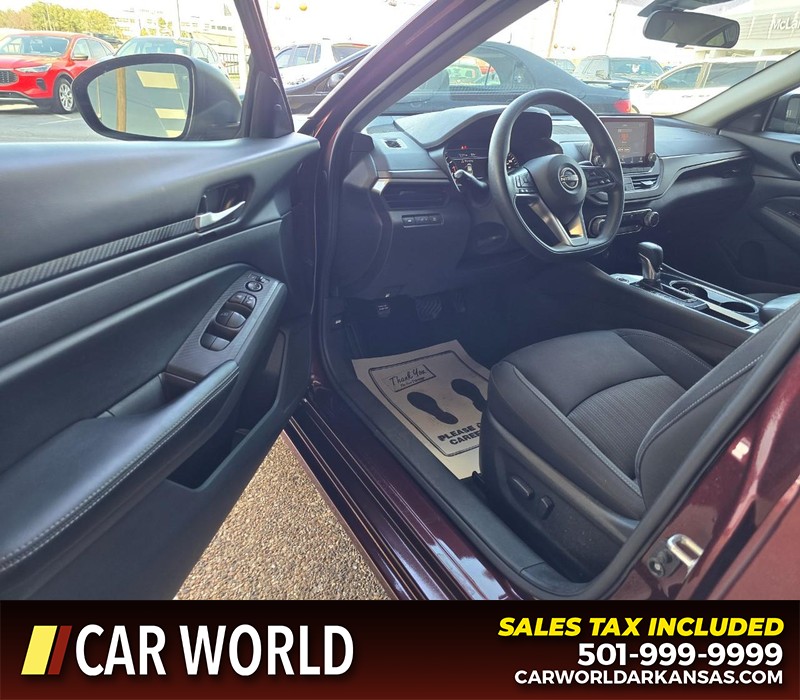 Nissan Altima Vehicle Full-screen Gallery Image 7