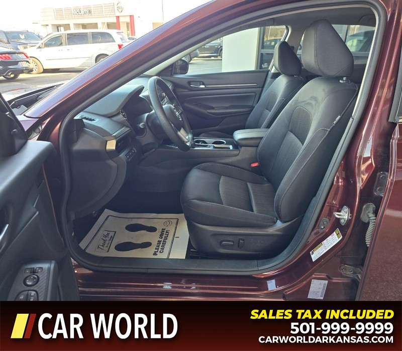 Nissan Altima Vehicle Full-screen Gallery Image 8