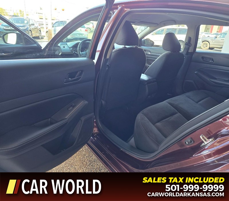 Nissan Altima Vehicle Full-screen Gallery Image 9