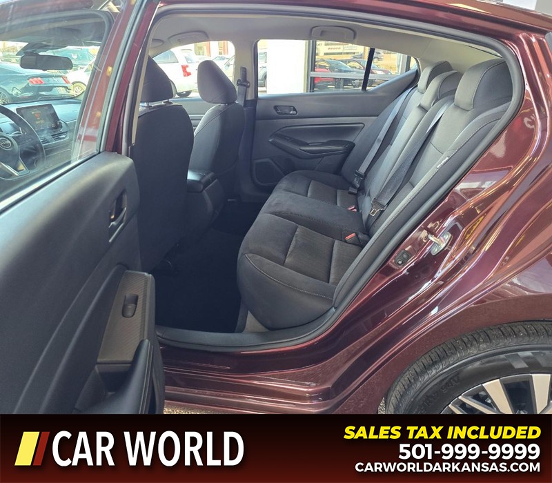 Nissan Altima Vehicle Full-screen Gallery Image 10