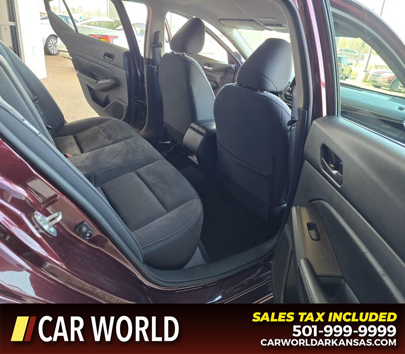 Nissan Altima Vehicle Full-screen Gallery Image 12