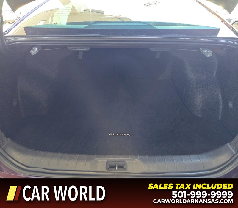 Nissan Altima Vehicle Full-screen Gallery Image 13