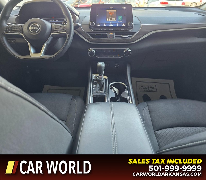 Nissan Altima Vehicle Full-screen Gallery Image 18