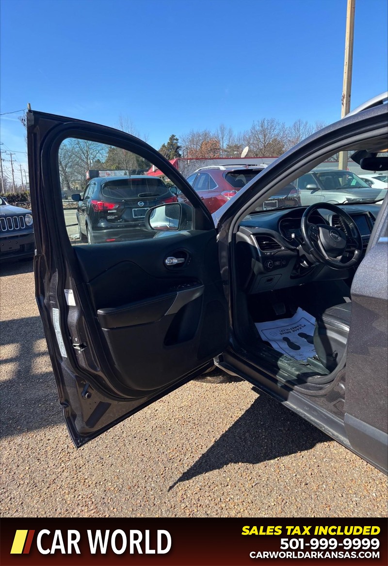 Jeep Cherokee Vehicle Full-screen Gallery Image 12