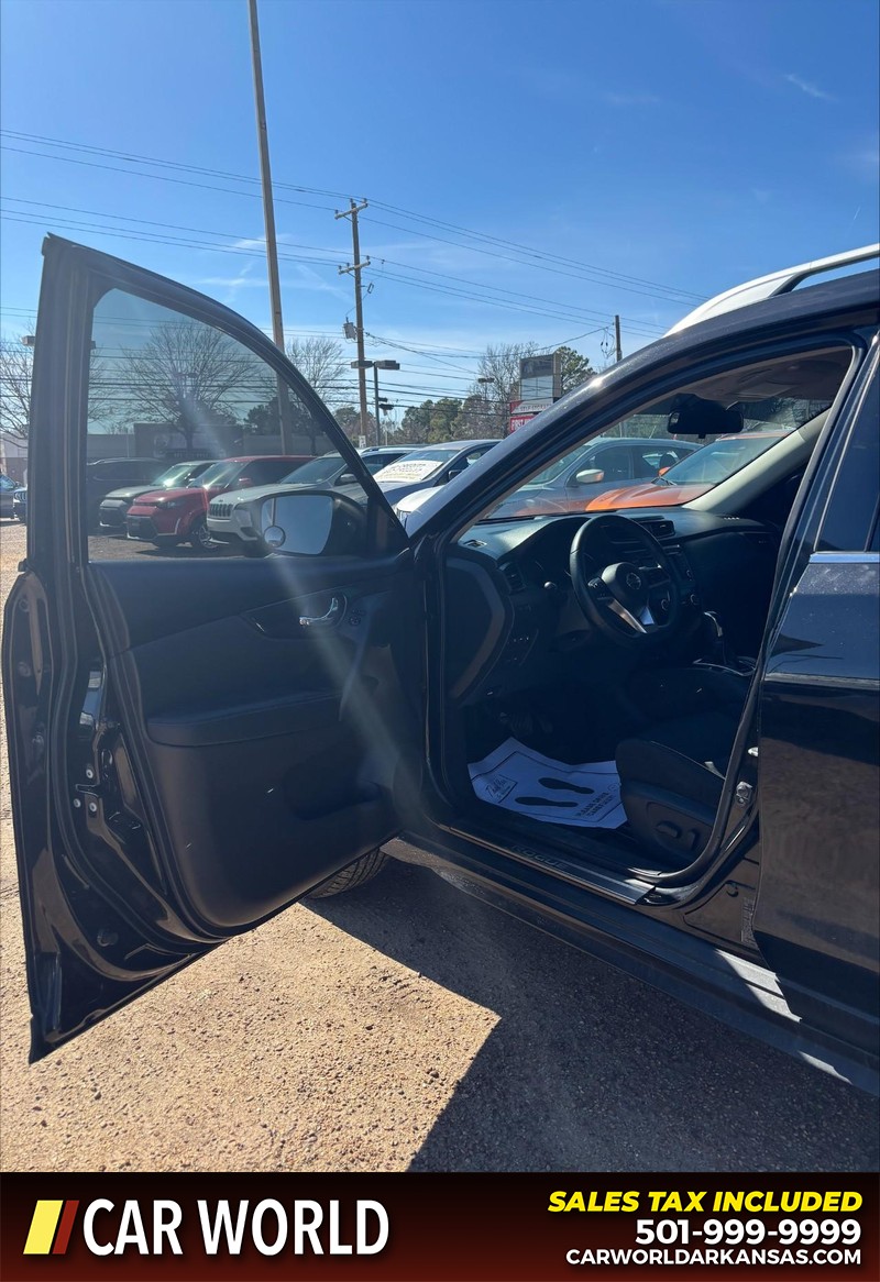 Nissan Rogue Vehicle Full-screen Gallery Image 12