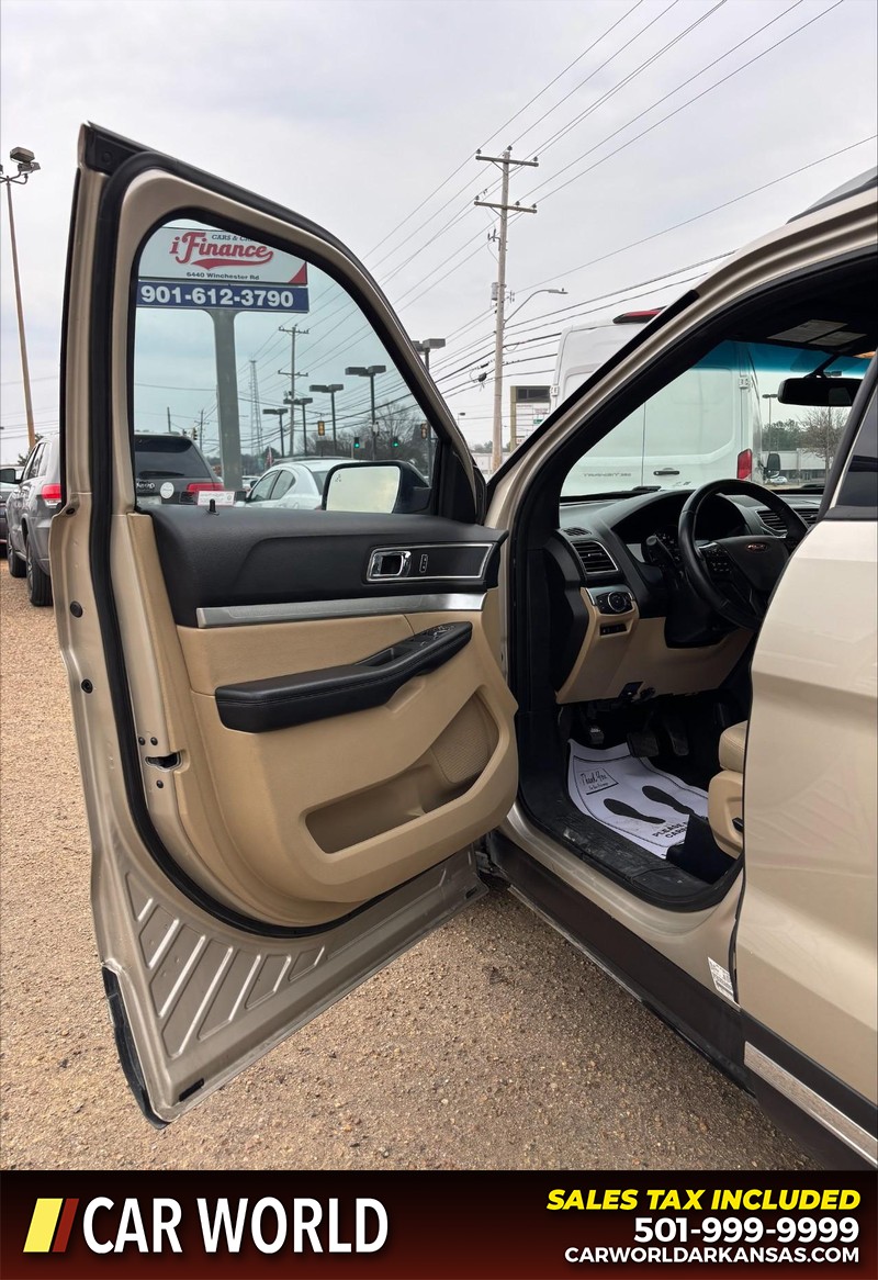 Ford Explorer Vehicle Full-screen Gallery Image 11