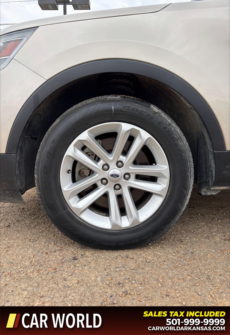 Ford Explorer Vehicle Full-screen Gallery Image 16