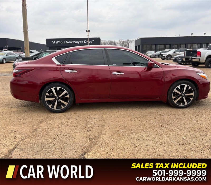 Nissan Altima Vehicle Full-screen Gallery Image 2