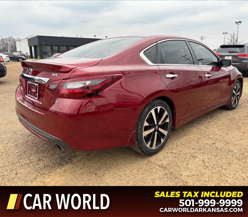 Nissan Altima Vehicle Full-screen Gallery Image 3