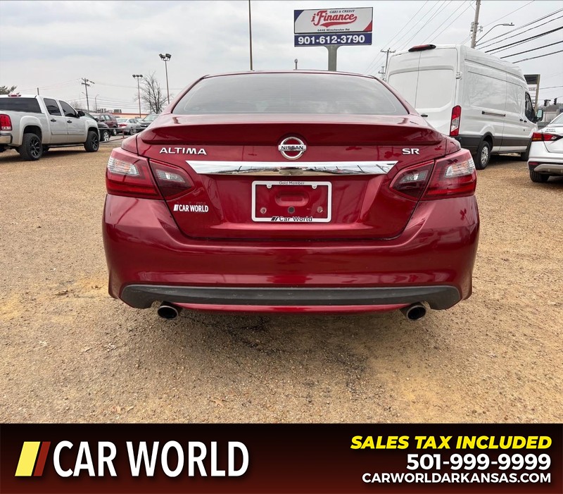 Nissan Altima Vehicle Full-screen Gallery Image 4