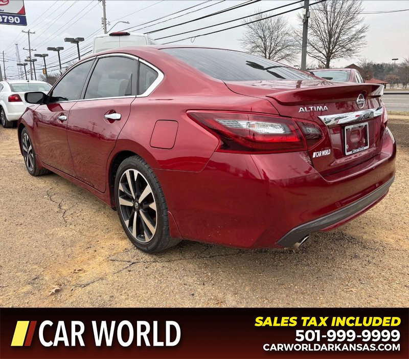 Nissan Altima Vehicle Full-screen Gallery Image 7