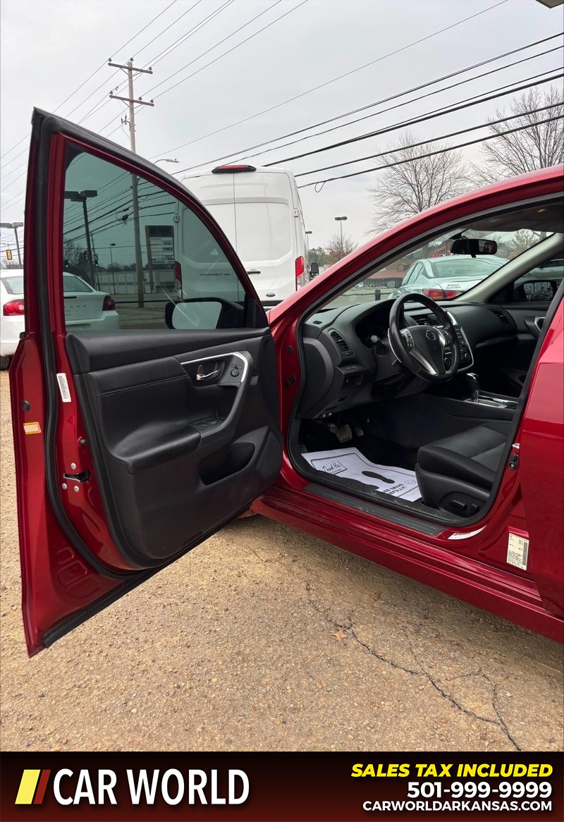 Nissan Altima Vehicle Full-screen Gallery Image 12