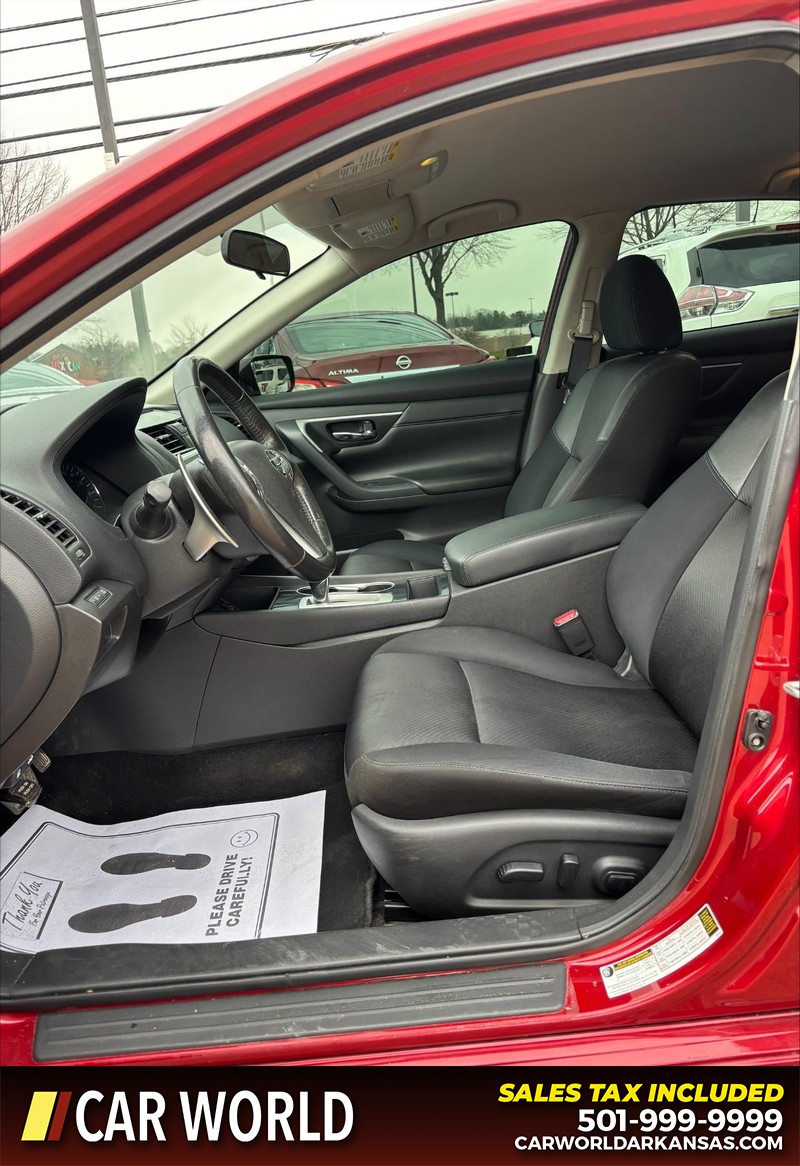 Nissan Altima Vehicle Full-screen Gallery Image 13