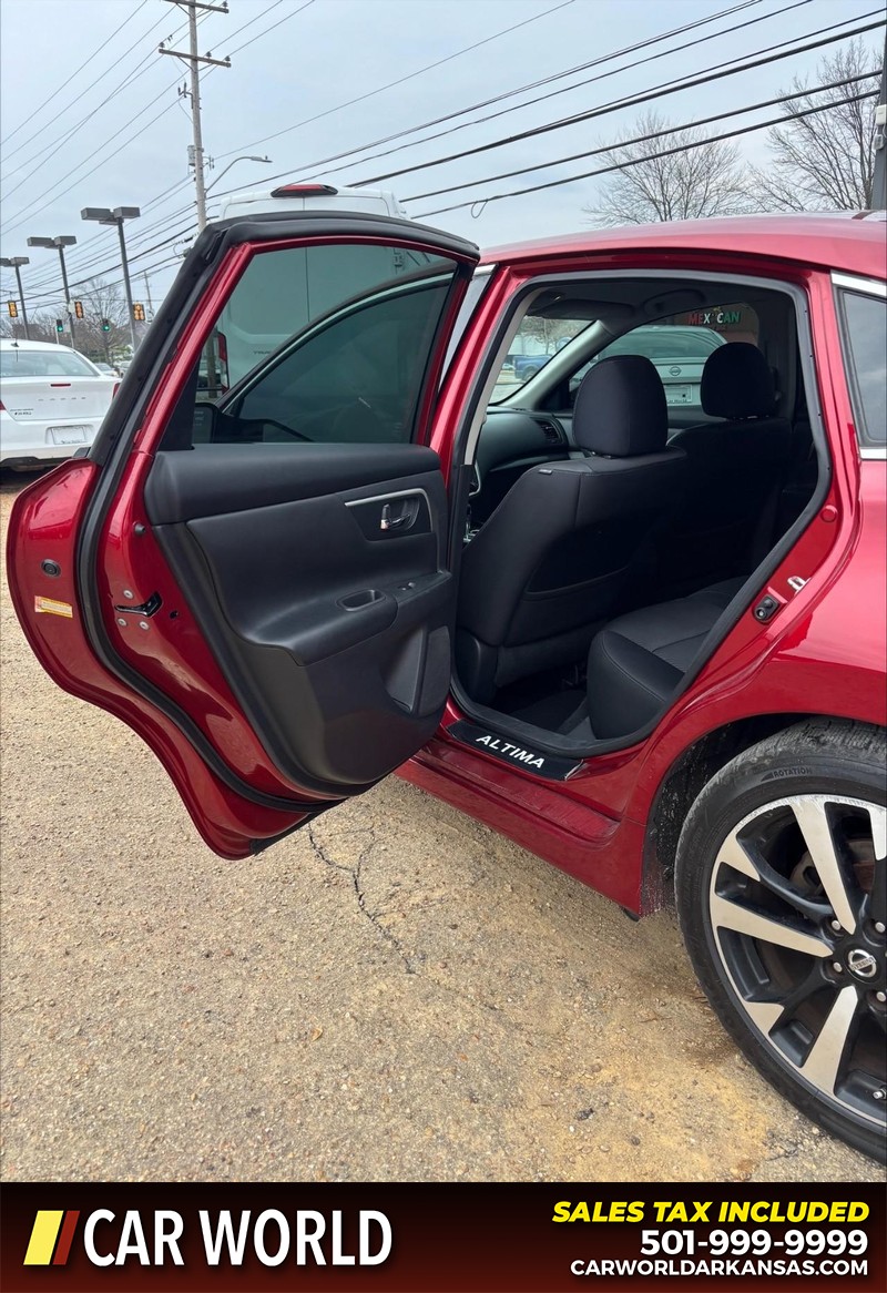 Nissan Altima Vehicle Full-screen Gallery Image 14