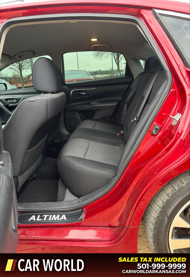 Nissan Altima Vehicle Full-screen Gallery Image 15
